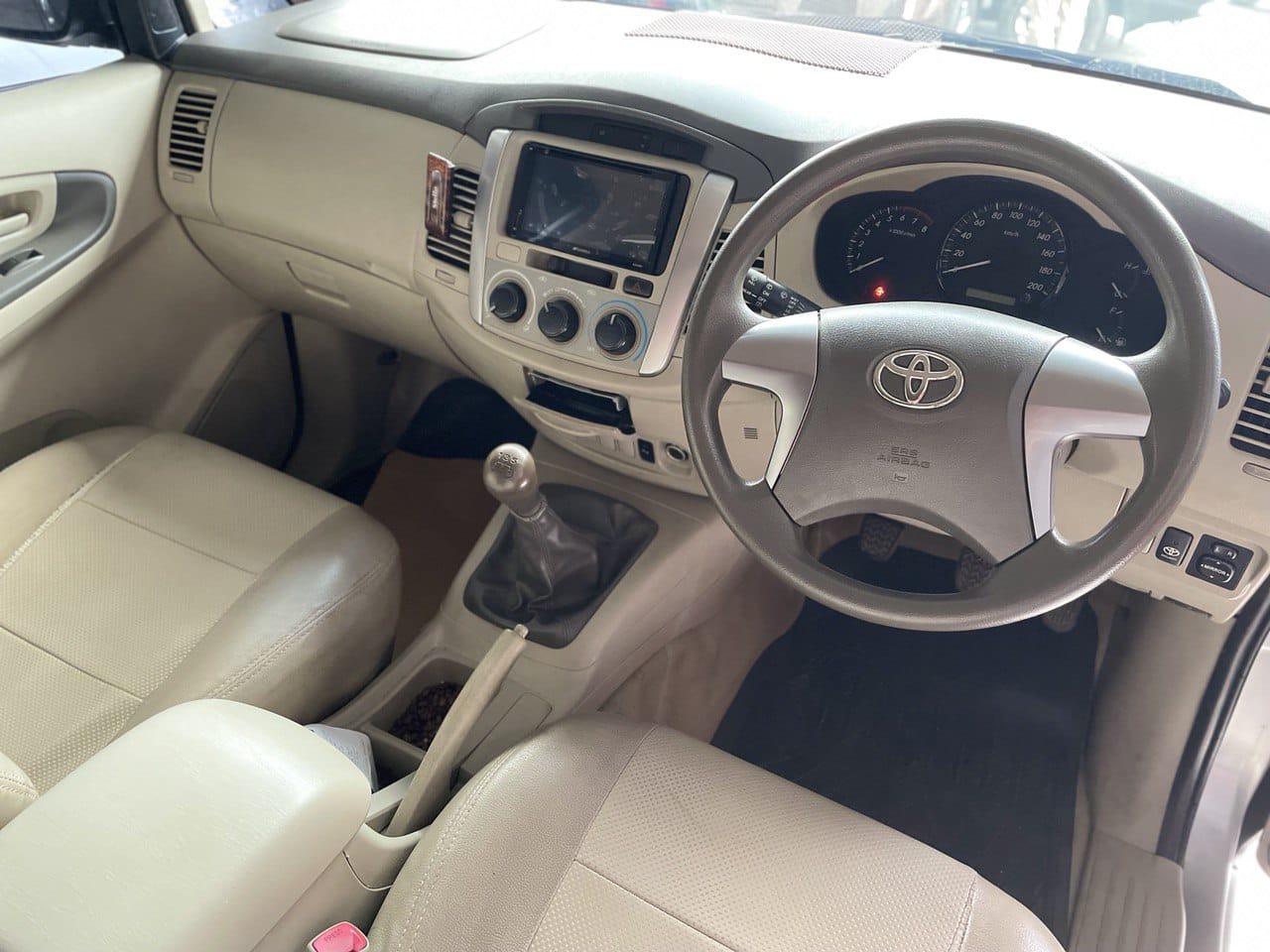 Toyota Innova G Manual Tahun 2015 Tangan Pertama Warna Silver metalik  3